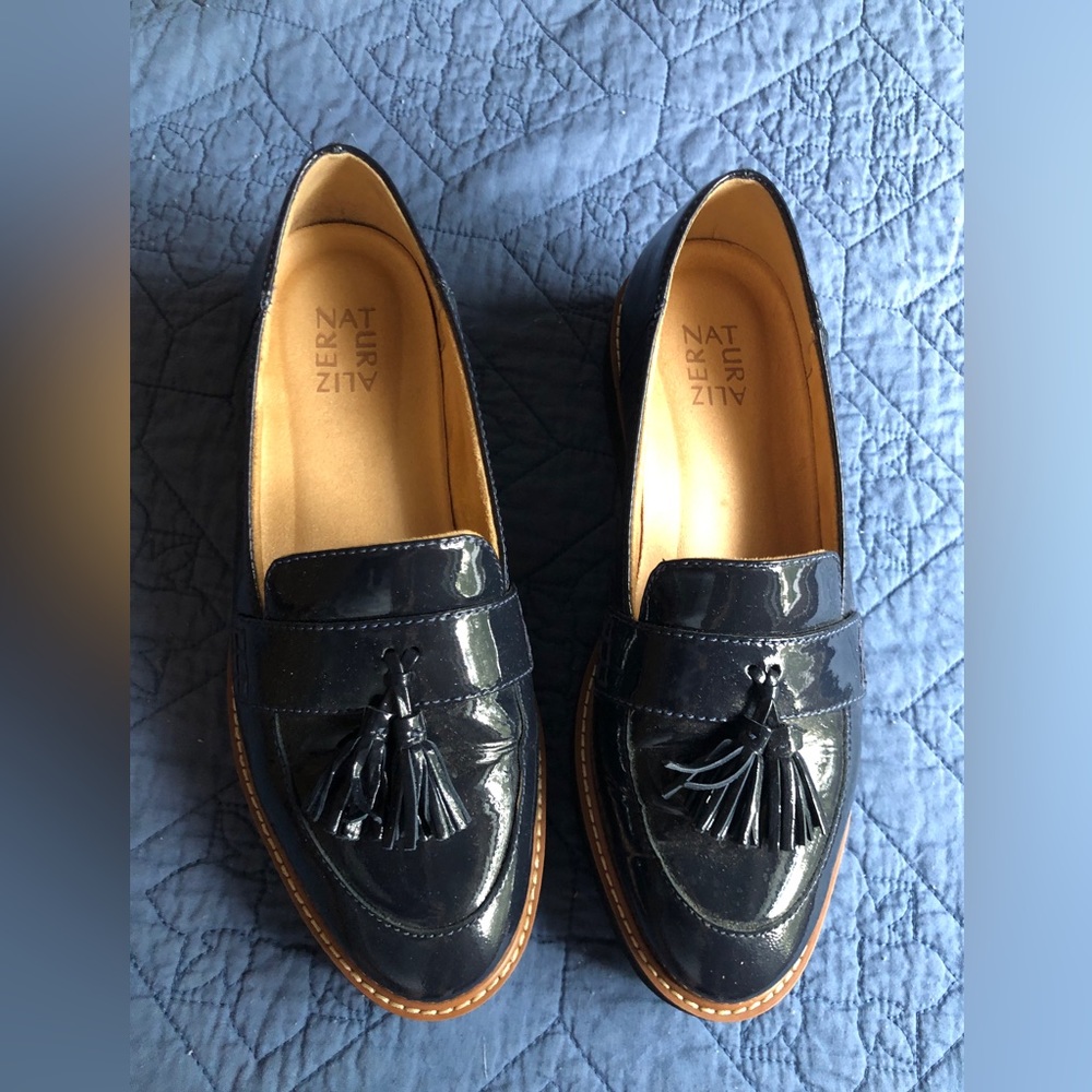 COMFY!! patent leather navy blue lug sole tassel loafers, Naturalizer, size 9
